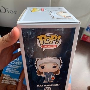 MAX WITH COSTUME FUNKO POP STRANGER THINGS